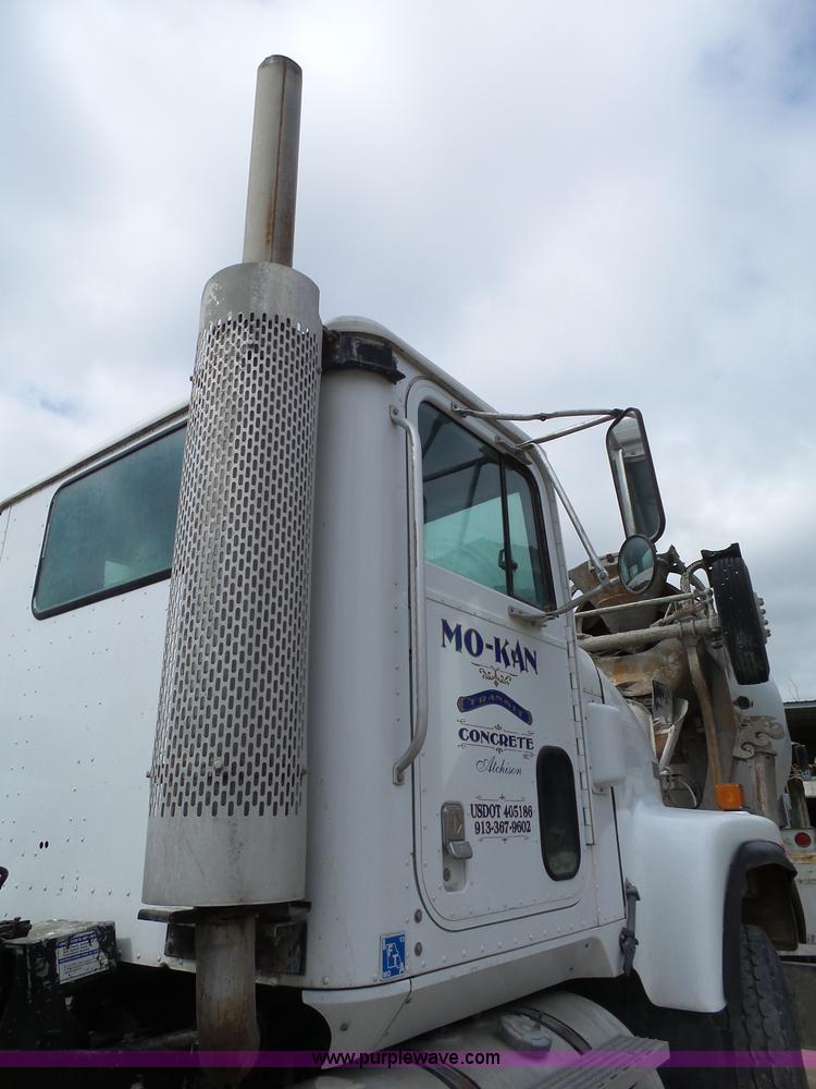 image for item K5182 1996 International 5070 mixer truck