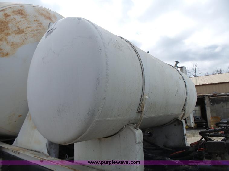 image for item K5182 1996 International 5070 mixer truck