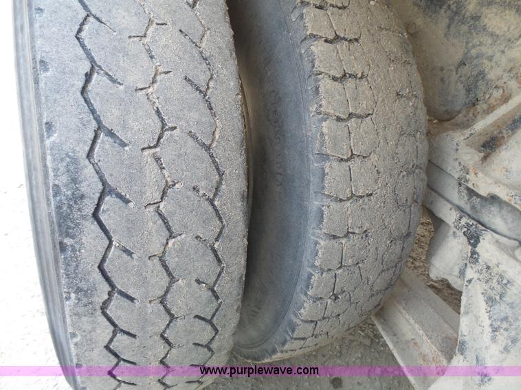 image for item K5182 1996 International 5070 mixer truck