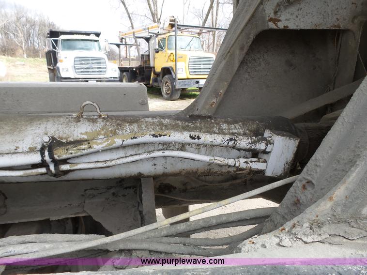 image for item K5182 1996 International 5070 mixer truck