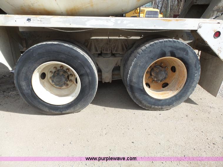 image for item K5182 1996 International 5070 mixer truck