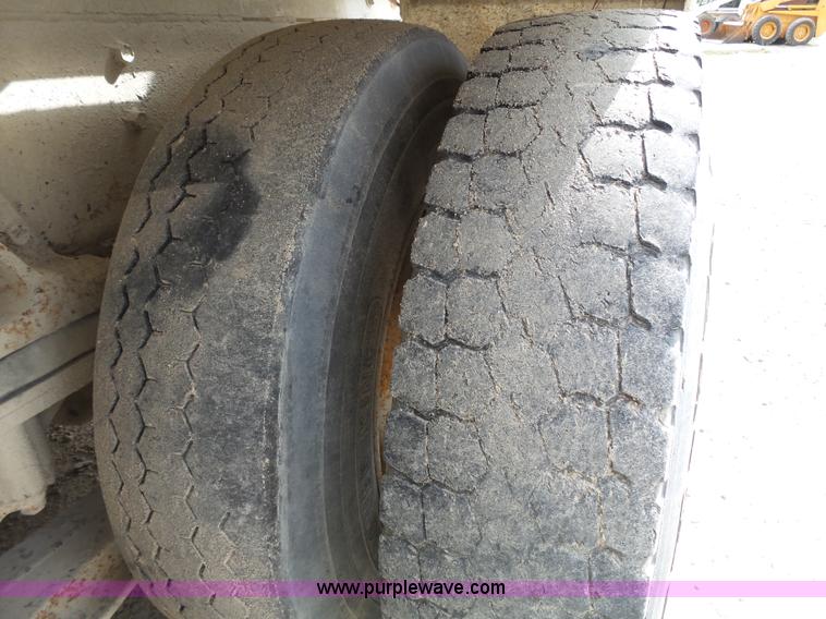 image for item K5182 1996 International 5070 mixer truck