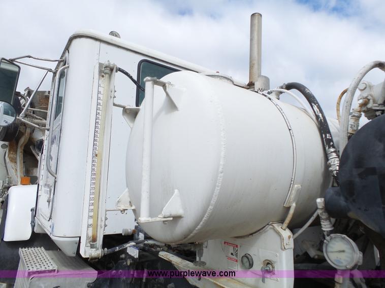 image for item K5182 1996 International 5070 mixer truck