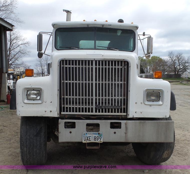 image for item K5183 1997 International 5070 mixer truck