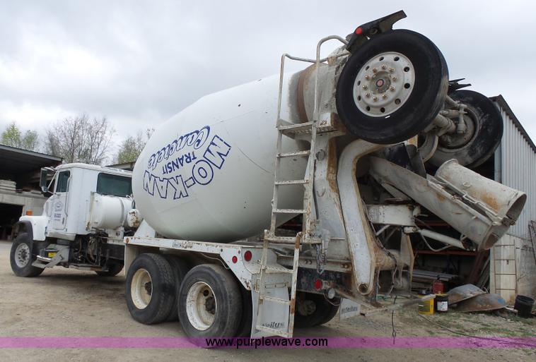 image for item K5183 1997 International 5070 mixer truck