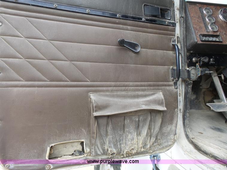 image for item K5183 1997 International 5070 mixer truck