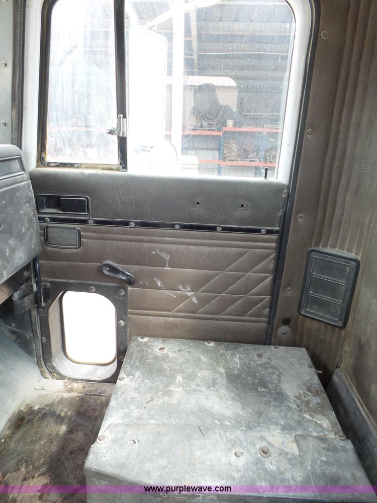 image for item K5183 1997 International 5070 mixer truck