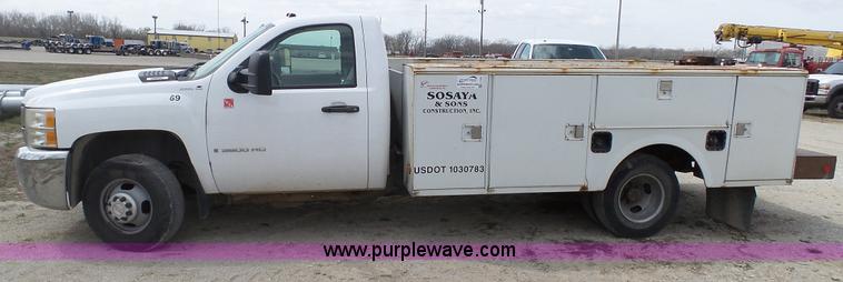 image for item L1329 2007 Chevrolet Silverado 3500HD utility truck