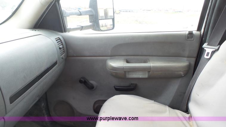 image for item L1329 2007 Chevrolet Silverado 3500HD utility truck