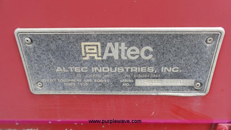 image for item L1330 1998 International 4700 digger derrick truck