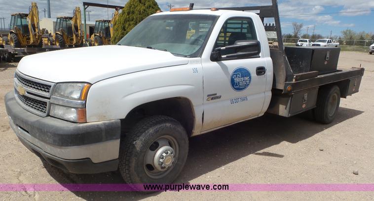 image for item L2183 2006 Chevrolet Silverado 3500 flatbed pickup truck