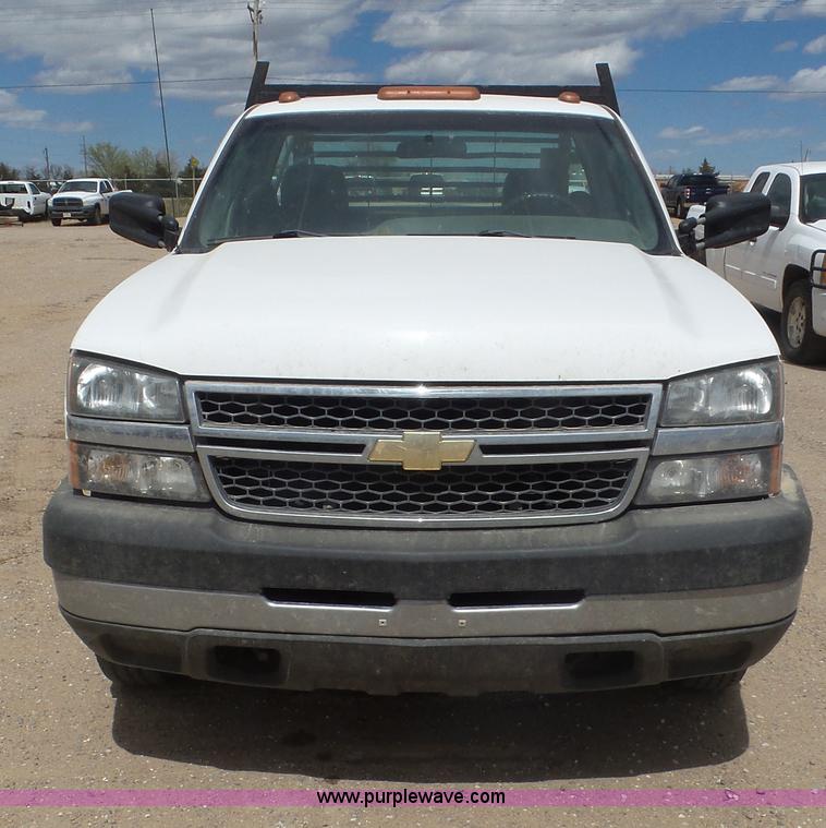image for item L2183 2006 Chevrolet Silverado 3500 flatbed pickup truck