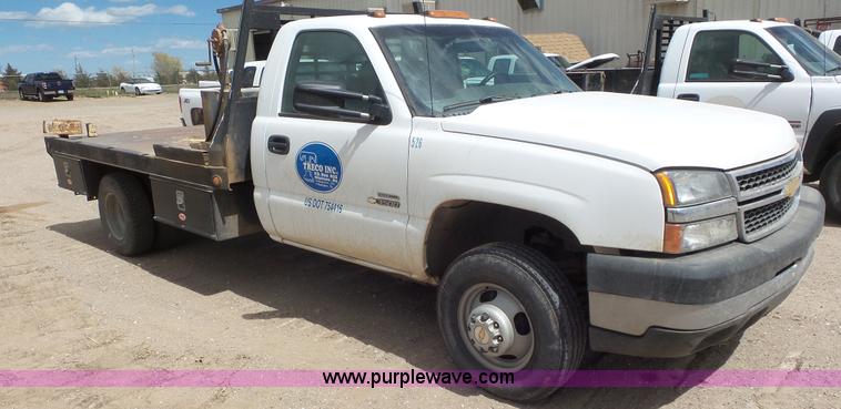 image for item L2183 2006 Chevrolet Silverado 3500 flatbed pickup truck