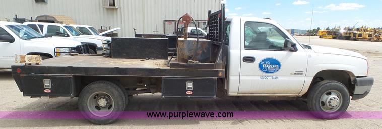 image for item L2183 2006 Chevrolet Silverado 3500 flatbed pickup truck