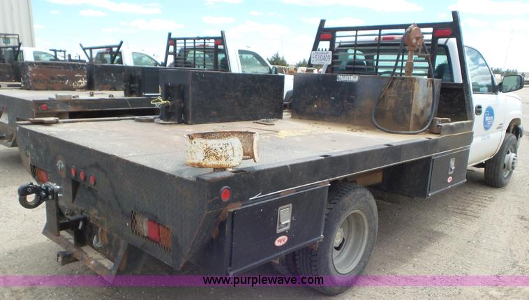 image for item L2183 2006 Chevrolet Silverado 3500 flatbed pickup truck