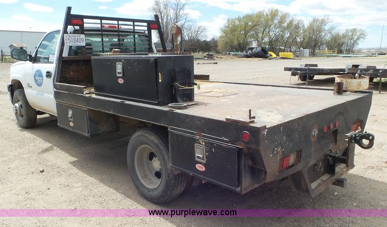 image for item L2183 2006 Chevrolet Silverado 3500 flatbed pickup truck