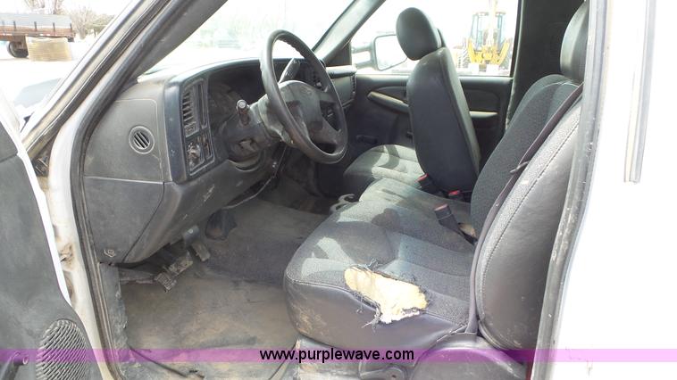 image for item L2183 2006 Chevrolet Silverado 3500 flatbed pickup truck