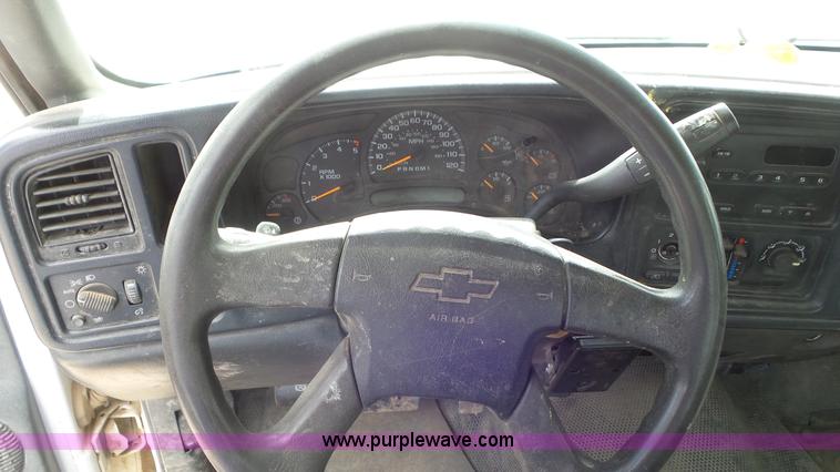 image for item L2183 2006 Chevrolet Silverado 3500 flatbed pickup truck