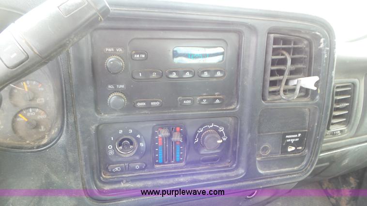 image for item L2183 2006 Chevrolet Silverado 3500 flatbed pickup truck