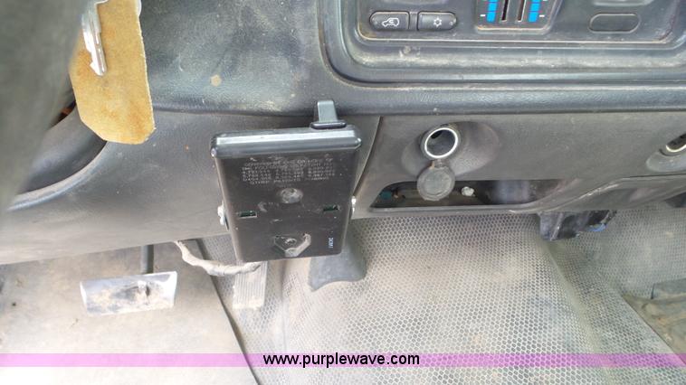 image for item L2183 2006 Chevrolet Silverado 3500 flatbed pickup truck