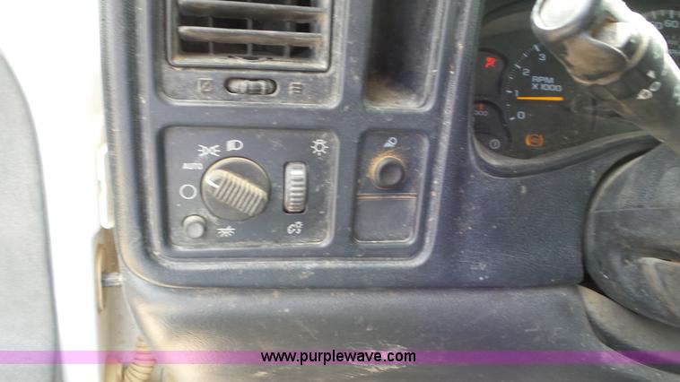 image for item L2183 2006 Chevrolet Silverado 3500 flatbed pickup truck