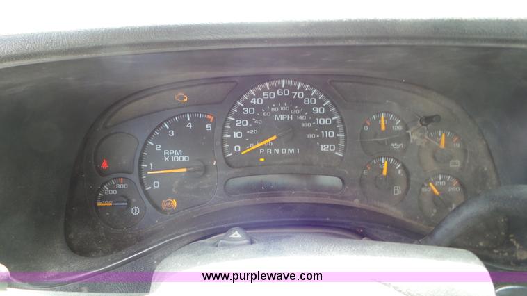 image for item L2183 2006 Chevrolet Silverado 3500 flatbed pickup truck