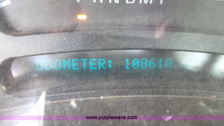 image for item L2183 2006 Chevrolet Silverado 3500 flatbed pickup truck