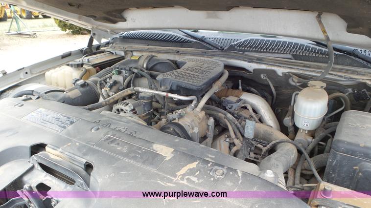 image for item L2183 2006 Chevrolet Silverado 3500 flatbed pickup truck