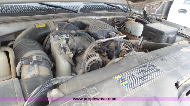 image for item L2183 2006 Chevrolet Silverado 3500 flatbed pickup truck