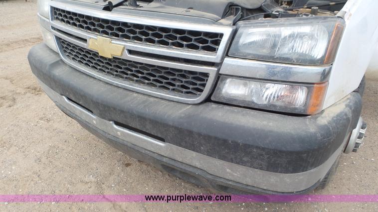 image for item L2183 2006 Chevrolet Silverado 3500 flatbed pickup truck
