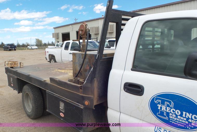 image for item L2183 2006 Chevrolet Silverado 3500 flatbed pickup truck