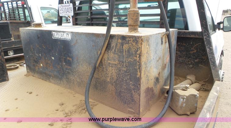 image for item L2183 2006 Chevrolet Silverado 3500 flatbed pickup truck