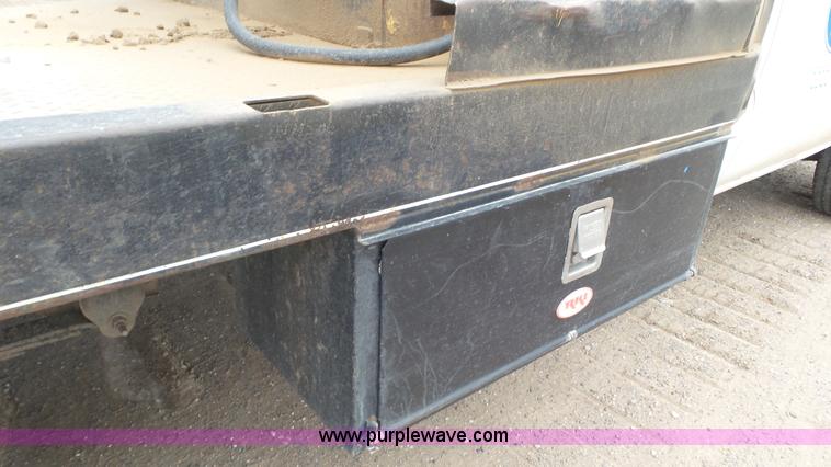 image for item L2183 2006 Chevrolet Silverado 3500 flatbed pickup truck