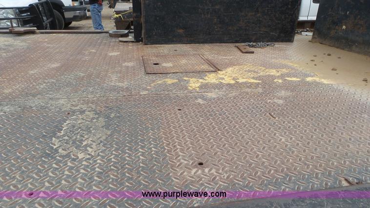 image for item L2183 2006 Chevrolet Silverado 3500 flatbed pickup truck