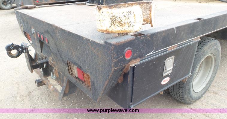 image for item L2183 2006 Chevrolet Silverado 3500 flatbed pickup truck