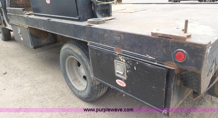 image for item L2183 2006 Chevrolet Silverado 3500 flatbed pickup truck