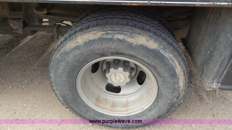 image for item L2183 2006 Chevrolet Silverado 3500 flatbed pickup truck