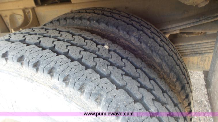 image for item L2183 2006 Chevrolet Silverado 3500 flatbed pickup truck