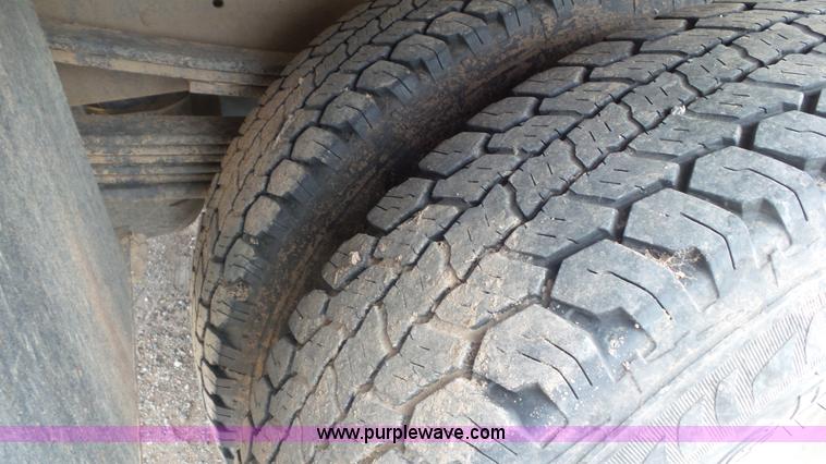 image for item L2183 2006 Chevrolet Silverado 3500 flatbed pickup truck