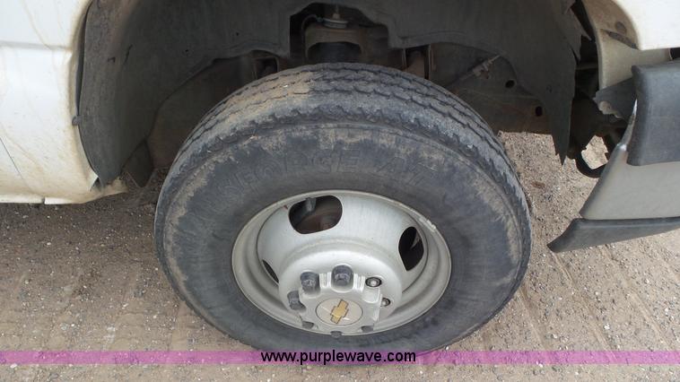 image for item L2183 2006 Chevrolet Silverado 3500 flatbed pickup truck