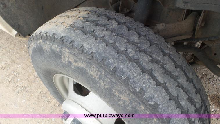 image for item L2183 2006 Chevrolet Silverado 3500 flatbed pickup truck