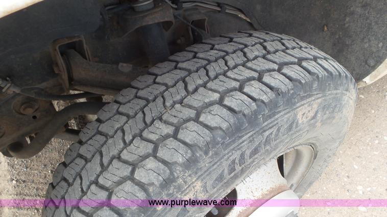 image for item L2183 2006 Chevrolet Silverado 3500 flatbed pickup truck