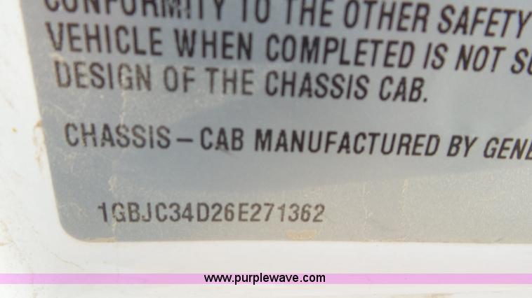 image for item L2183 2006 Chevrolet Silverado 3500 flatbed pickup truck