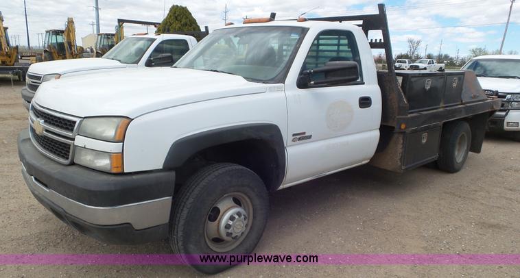 image for item L2185 2006 Chevrolet Silverado 3500 flatbed pickup truck