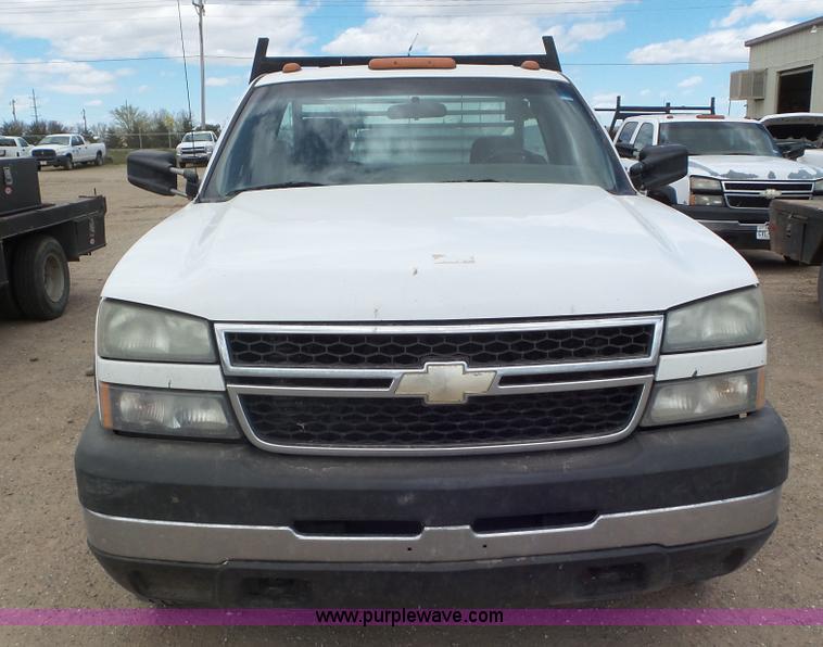 image for item L2185 2006 Chevrolet Silverado 3500 flatbed pickup truck