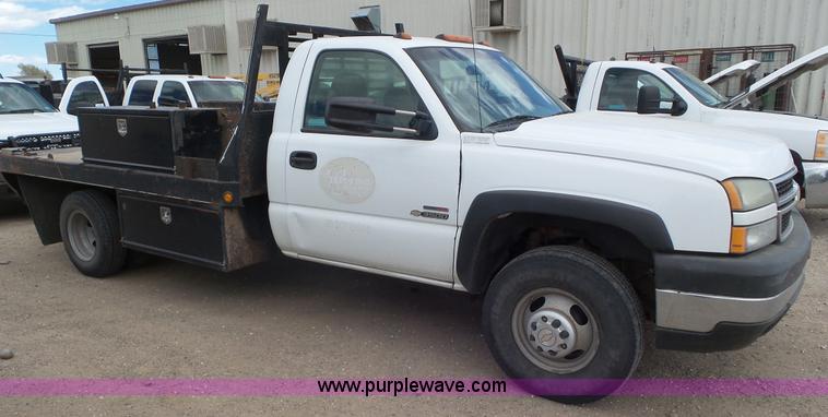image for item L2185 2006 Chevrolet Silverado 3500 flatbed pickup truck