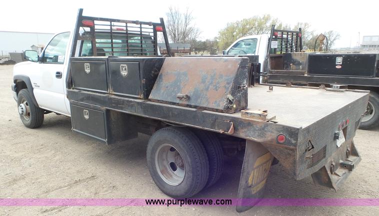image for item L2185 2006 Chevrolet Silverado 3500 flatbed pickup truck