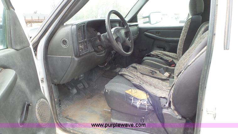 image for item L2185 2006 Chevrolet Silverado 3500 flatbed pickup truck