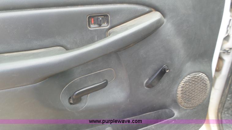 image for item L2185 2006 Chevrolet Silverado 3500 flatbed pickup truck