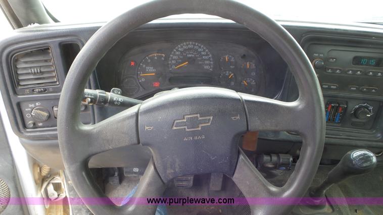 image for item L2185 2006 Chevrolet Silverado 3500 flatbed pickup truck